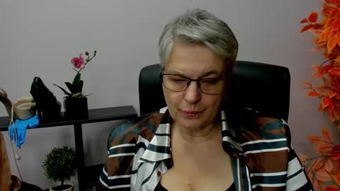 Snapshot of iris_xdesire chatting on 12/18/24, 10:51 I R I S online show from 12/18/24, 10:51