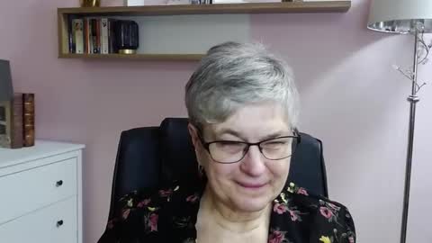 Snapshot of iris_xdesire chatting on 12/23/24, 10:32 I R I S online show from 12/23/24, 10:32