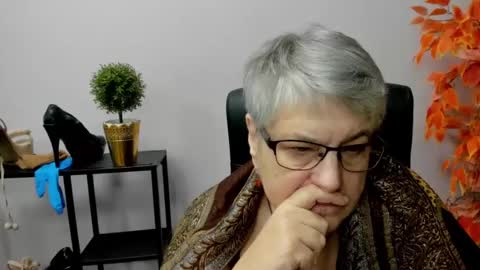 Snapshot of iris_xdesire chatting on 12/31/24, 10:15 I R I S online show from 12/31/24, 10:15