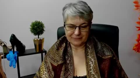 Snapshot of iris_xdesire chatting on 02/18/25, 10:49 I R I S online show from 02/18/25, 10:49