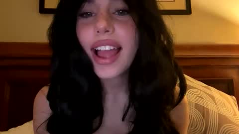 Snapshot of irisbabyyyyyyy chatting on 04/19/26, 05:18 irisbabyyyyyyy online show from 04/19/26, 05:18