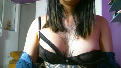 Snapshot of irisbell_ chatting on 12/05/24, 02:00 Camilla online show from 12/05/24, 02:00