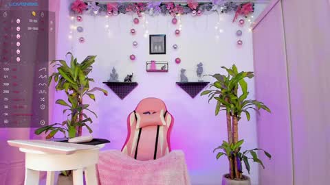 Snapshot of isa_greey chatting on 12/17/24, 12:01 isabella online show from 12/17/24, 12:01