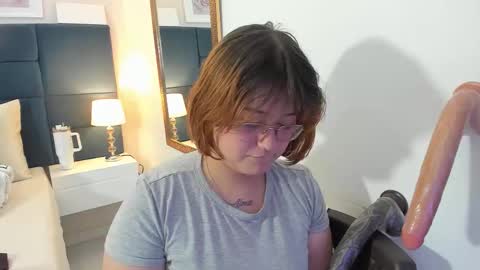 Isa online show from 11/26/25, 06:25