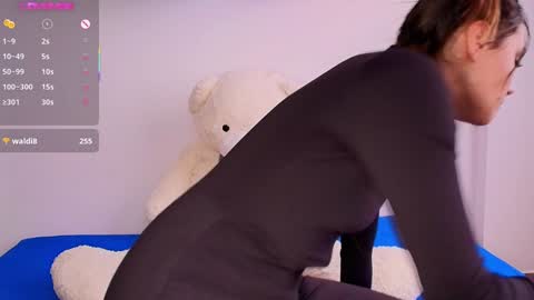 Isabella Laurentt  online show from 02/05/25, 08:57