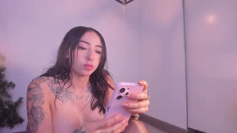 Snapshot of isa_redhair_ chatting on 12/30/24, 09:27 ....  Connection time 900 pm to 500 amRest days Wednesday and Saturday online show from 12/30/24, 09:27