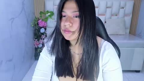 Snapshot of isa_s chatting on 05/27/26, 01:08 Isa online show from 05/27/26, 01:08