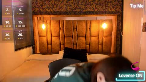 Snapshot of isa_thompson__ chatting on 10/21/25, 11:55 I S A online show from 10/21/25, 11:55