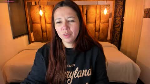 Snapshot of isa_thompson__ chatting on 11/28/25, 11:57 I S A online show from 11/28/25, 11:57