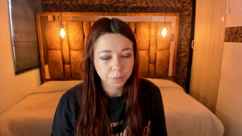 Snapshot of isa_thompson__ chatting on 11/29/25, 11:57 I S A online show from 11/29/25, 11:57