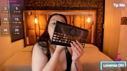 Snapshot of isa_thompson__ chatting on 12/02/25, 12:10 I S A online show from 12/02/25, 12:10