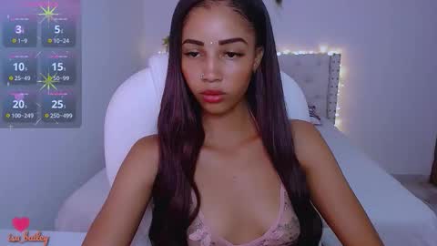 Snapshot of isabel_bailey chatting on 11/19/25, 10:21 isabel online show from 11/19/25, 10:21