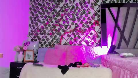 Snapshot of isabel_jamess chatting on 04/15/26, 05:20 Isa online show from 04/15/26, 05:20