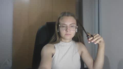 Snapshot of isabel_loveee chatting on 09/17/25, 08:10 isabel_loveee online show from 09/17/25, 08:10