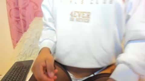 Snapshot of isabela_gonzalez_ chatting on 10/29/25, 04:59 ISA online show from 10/29/25, 04:59