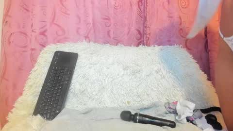 Snapshot of isabela_gonzalez_ chatting on 11/03/25, 05:52 ISA online show from 11/03/25, 05:52