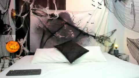 Snapshot of isabela_parkerr chatting on 10/30/25, 01:12 Mommy Isa online show from 10/30/25, 01:12