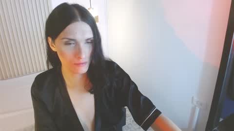 isabelfernandez1 online show from 12/18/25, 08:48