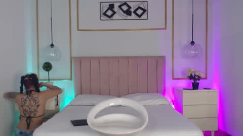 Snapshot of isabella_cherry_ chatting on 11/30/25, 04:05 Isa Online 11pm to 5am Colombia time online show from 11/30/25, 04:05