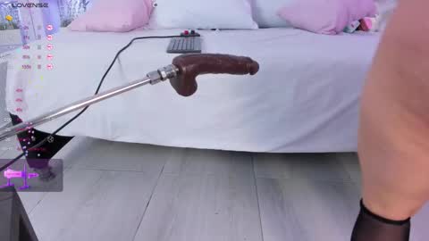 Snapshot of isabella_daniell chatting on 11/22/25, 04:11 Isa online show from 11/22/25, 04:11