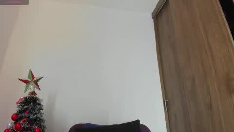 Snapshot of isabella_lopez_ chatting on 12/19/25, 09:55 Isabel Lopez online show from 12/19/25, 09:55