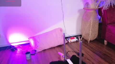 Snapshot of isabella_lt chatting on 04/21/26, 10:32 online show from 04/21/26, 10:32