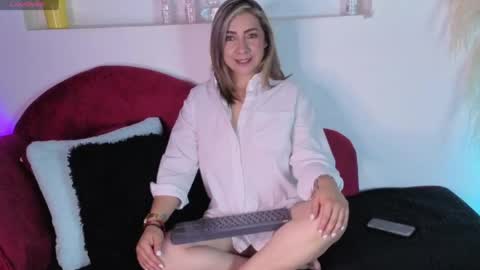 Snapshot of isabella_lt chatting on 05/20/26, 10:54 online show from 05/20/26, 10:54