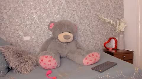 Snapshot of isabella_roberts13 chatting on 02/15/25, 08:01 isa online show from 02/15/25, 08:01