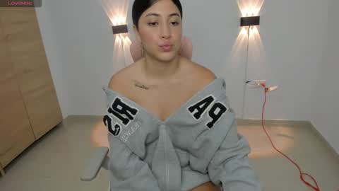 Snapshot of isabella_thomsonp chatting on 10/14/25, 09:04 Isabella Thompson online show from 10/14/25, 09:04