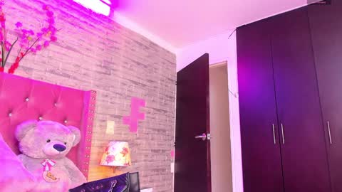 Snapshot of isabellabroms21 chatting on 02/08/25, 07:38    v online show from 02/08/25, 07:38