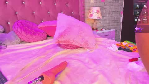 Snapshot of isabellabroms21 chatting on 02/10/25, 05:47    v online show from 02/10/25, 05:47