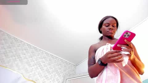 Snapshot of isabellabroms21 chatting on 10/08/25, 09:56    v online show from 10/08/25, 09:56