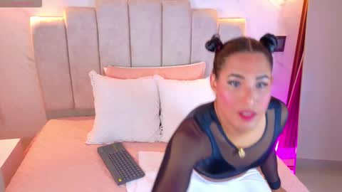 Isabella online show from 10/12/25, 10:42