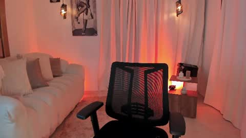 Snapshot of isabellalux_ chatting on 07/12/26, 06:10 ISABELLA online show from 07/12/26, 06:10