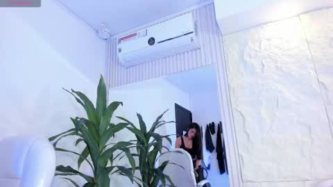 Snapshot of isabellax21 chatting on 12/19/25, 04:30 Isa online show from 12/19/25, 04:30