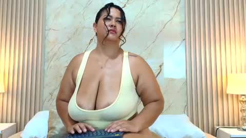 Snapshot of isabellmendez_ chatting on 07/28/26, 10:42 IsabellMendez online show from 07/28/26, 10:42