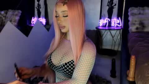 Isa online show from 12/04/25, 12:58