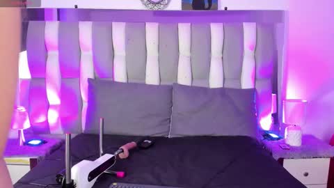 Snapshot of isadiazz chatting on 11/16/25, 04:18 Isa online show from 11/16/25, 04:18