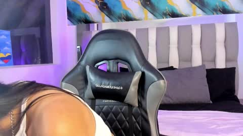 Snapshot of isadiazz chatting on 12/14/25, 05:24 Isa online show from 12/14/25, 05:24