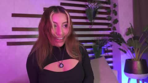Snapshot of isamoon_ chatting on 04/20/26, 01:14 Isa online show from 04/20/26, 01:14
