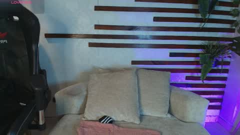 Snapshot of isamoon_ chatting on 04/27/26, 01:20 Isa online show from 04/27/26, 01:20