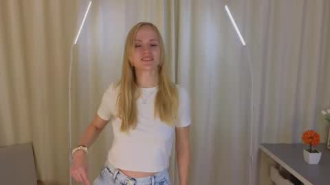 Olivia online show from 11/25/25, 04:12