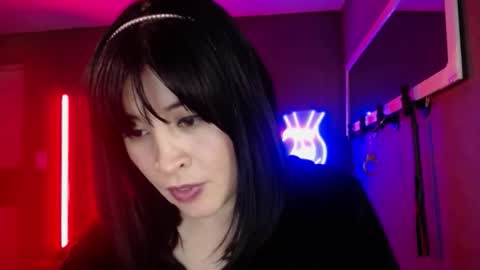 Snapshot of isis_diosa chatting on 09/19/25, 01:29 Ana Maria online show from 09/19/25, 01:29