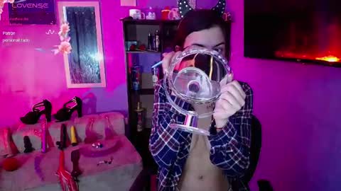 Snapshot of isisrousexx chatting on 11/11/25, 02:55 isisrousexx online show from 11/11/25, 02:55