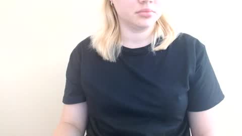 Snapshot of isla00 chatting on 07/17/26, 05:58 Isla online show from 07/17/26, 05:58