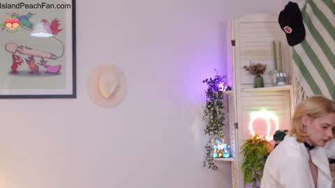 Snapshot of island_peach chatting on 03/19/26, 09:08 Lou Peaches online show from 03/19/26, 09:08