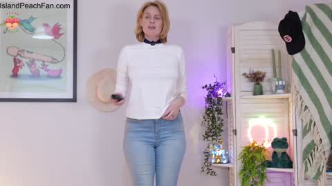 Snapshot of island_peach chatting on 03/21/26, 03:15 Lou Peaches online show from 03/21/26, 03:15