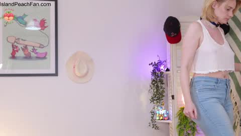 Snapshot of island_peach chatting on 03/27/26, 03:23 Lou Peaches online show from 03/27/26, 03:23