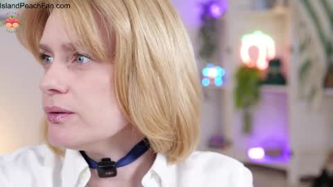 Snapshot of island_peach chatting on 04/03/26, 02:04 Lou Peaches online show from 04/03/26, 02:04