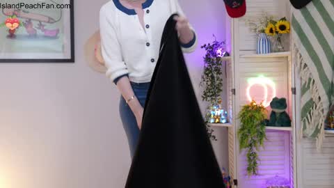 Snapshot of island_peach chatting on 04/04/26, 02:03 Lou Peaches online show from 04/04/26, 02:03